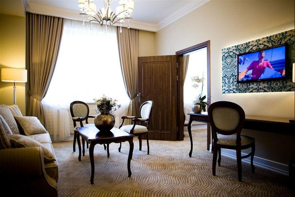 โรงแรมเรซีเดนซ์จา เพียคารี ชลอสเกีย ภายนอก รูปภาพ
